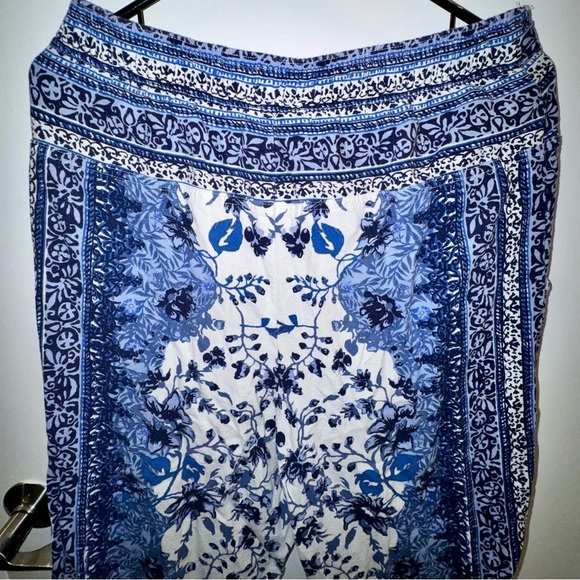Anthropologie Linen Blend Blue/White Floral Capris - Picture 9 of 10
